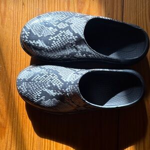 Black & Gray Snake Print Oofos clogs